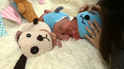 '2018 Köpek Yılı' için yeni doğan bebekler yavru köpek kıyafetleri giydi
