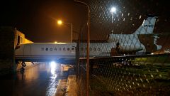 Vento arrasta avião em Malta