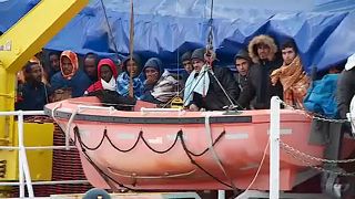 Migrantes resgatados no Mediterrâneo chegam a Augusta