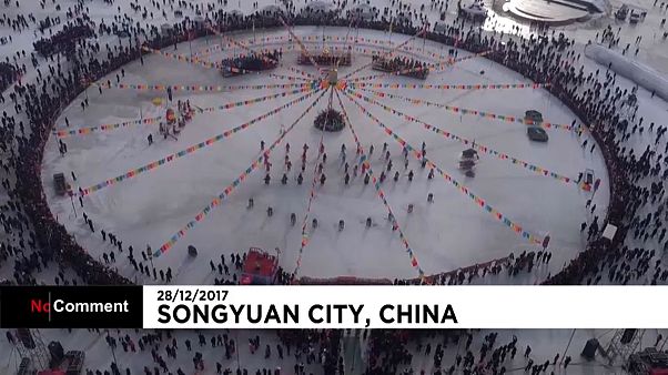 Venda de peixe em festival chinês bate recorde de vendas Venda de peixe em festival chinês bate recorde de vendas