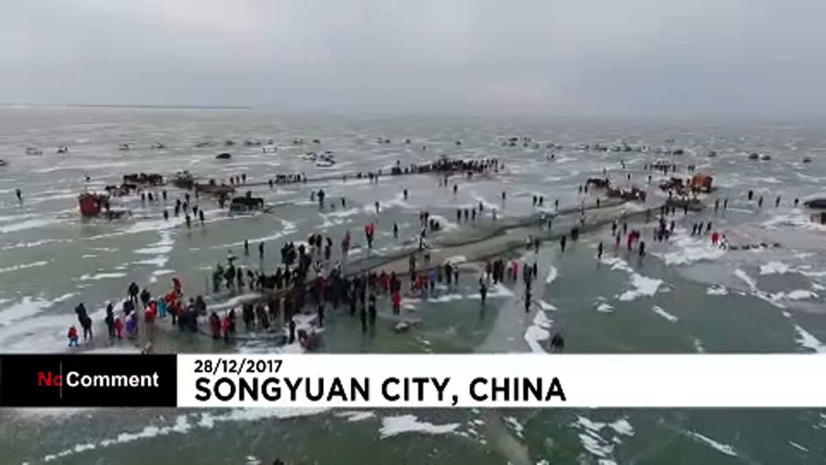 Fischen auf gefrorenem See - im Nordosten Chinas eine Tradition