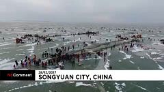 Fischen auf gefrorenem See - im Nordosten Chinas eine Tradition