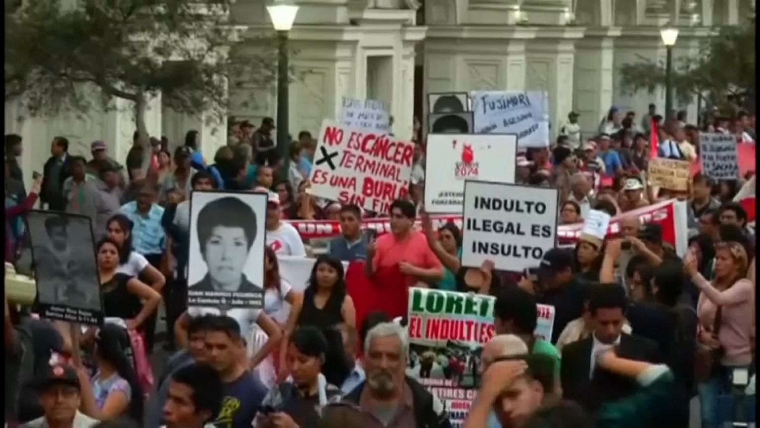 Decenas de miles de peruanos muestran su indignación por el indulto a Fujimori