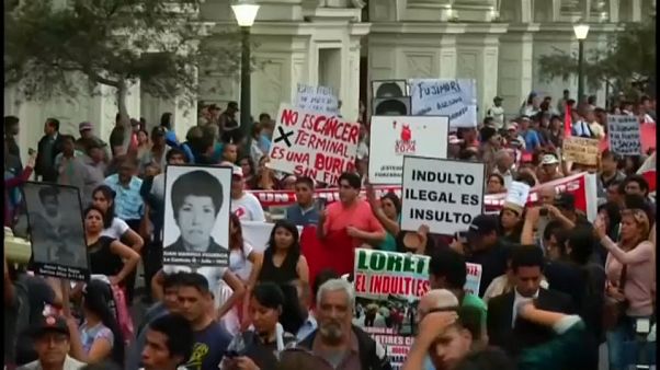 Decenas de miles de peruanos muestran su indignación por el indulto a Fujimori Decenas de miles de peruanos muestran su indignación por el indulto a Fujimori