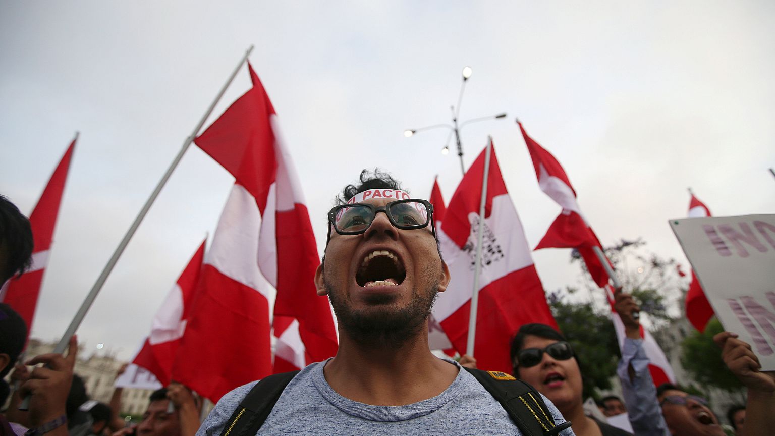 Peruviani inferociti contro il presidente Kuczynski