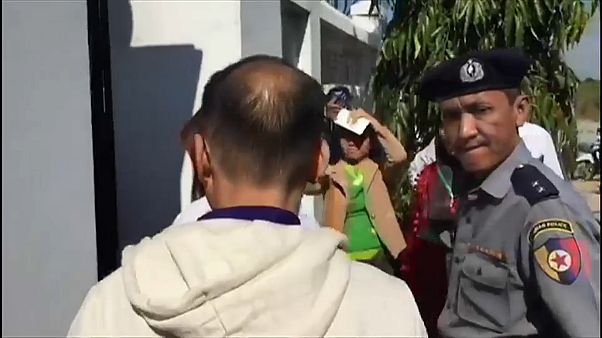 Myanmar liberta jornalistas da televisão turca Myanmar liberta jornalistas da televisão turca