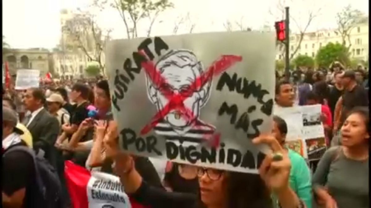 Tüntetés a Fujimorinak szóló kegyelem ellen Peruban
