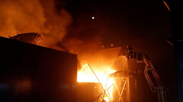 Mumbai, fiamme durante festa compleanno: 15 morti Mumbai, fiamme durante festa compleanno: 15 morti