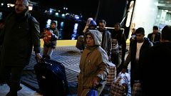 Paris'te ısınmak için çamaşır makinesine sığınan mülteci çocuklar