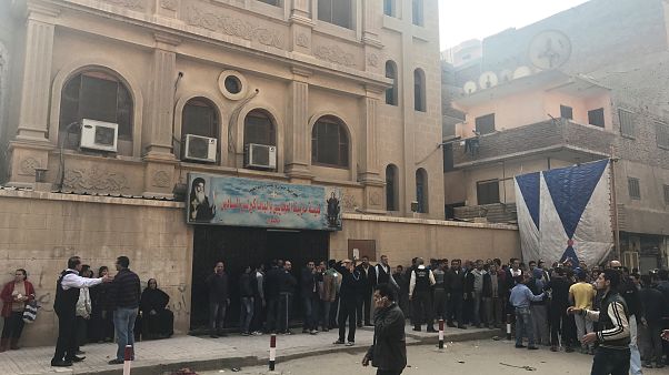 La folla di gente fuori dalla chiesa di Mar Mina, nel distretto Helwan La folla di gente fuori dalla chiesa di Mar Mina, nel distretto Helwan
