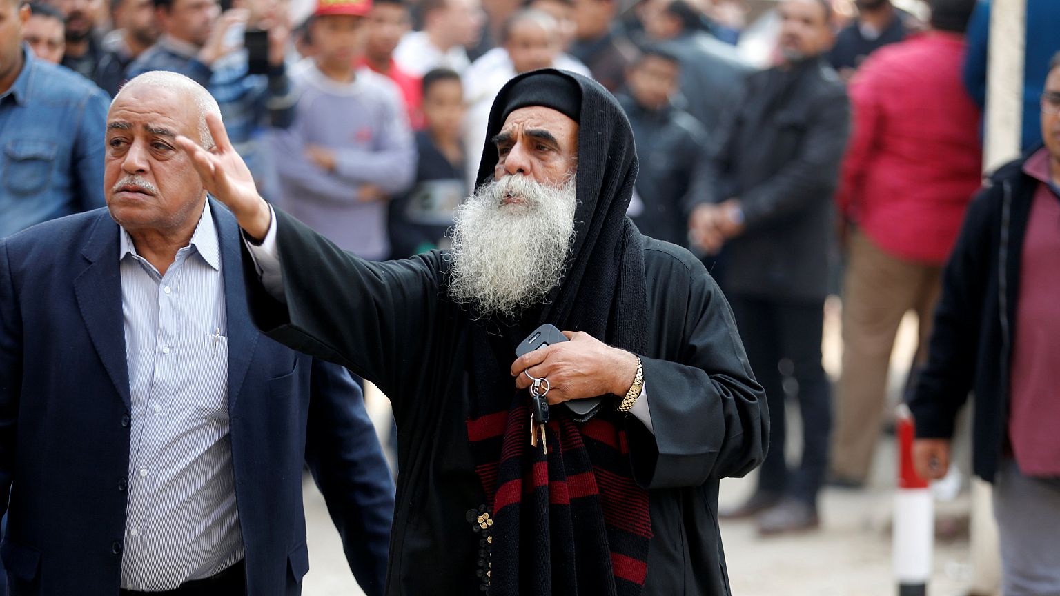 Priester am Tatort in Helwan