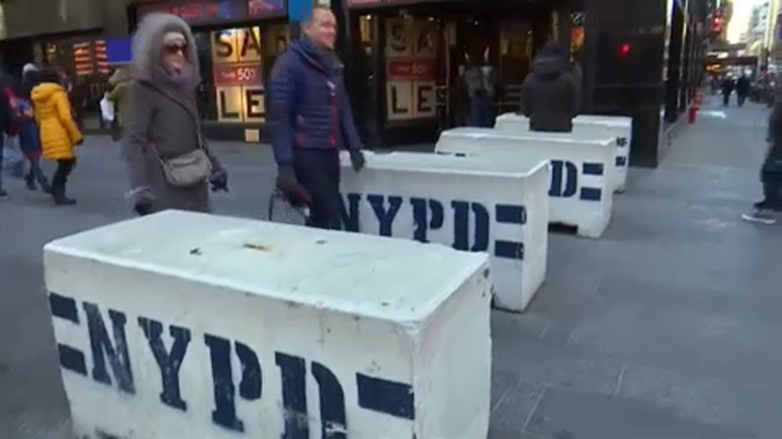 Rendőrkutyákkal, mesterlövészekkel és speciális kiképzéssel készülnek a szilveszterre New Yorkban