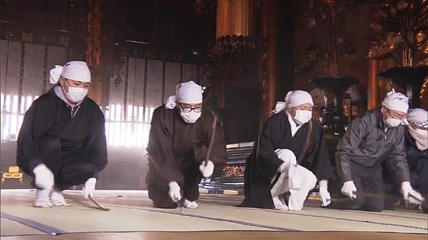 Limpeza de fim de ano em templo budista Limpeza de fim de ano em templo budista