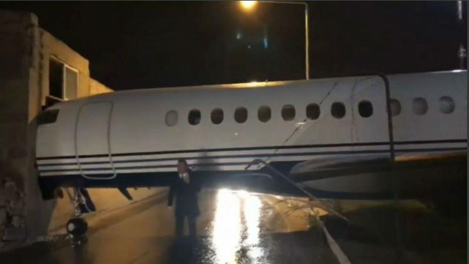 Mit der Nase durch die Wand: Privatjet rammt Flughafen auf Malta [VIDEO]