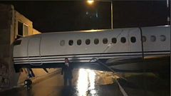 Mit der Nase durch die Wand: Privatjet rammt Flughafen auf Malta [VIDEO]