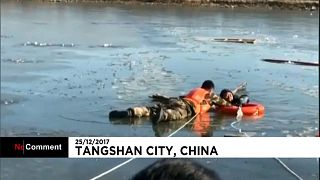 Спасатели вытащили рыбака из ледяной воды