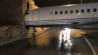 بالفيديو: رياح قوية تدفع طائرة بمطار مالطا إلى الاصطدام بأحد المباني