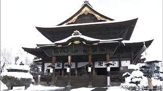 Ιάπωνες μοναχοί πήραν τις βούρτσες κι έκαναν γενική καθαριότητα