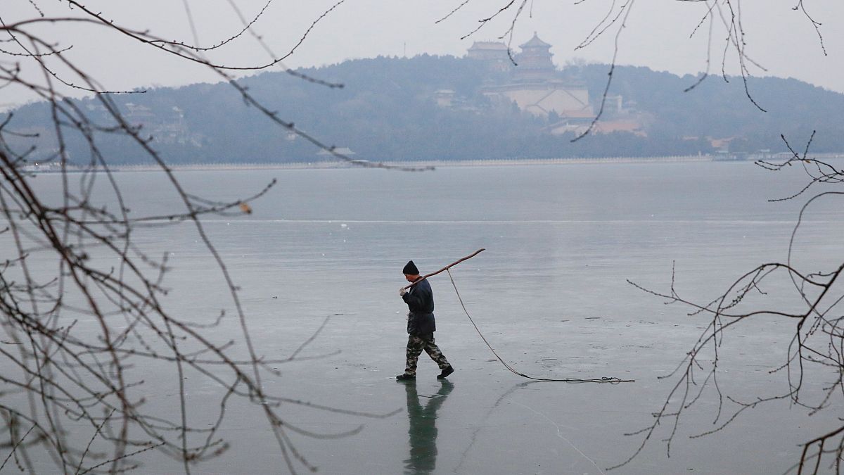 Κίνα: Ψαράς έπεσε σε τρύπα πάγου και γλίτωσε