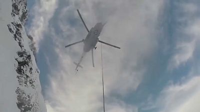 Russland: Hubschrauber rettet Snowboarder