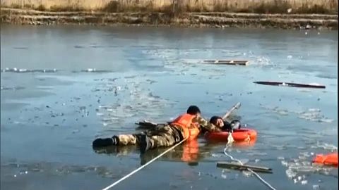 China: Dramatische Rettung aus Eisloch