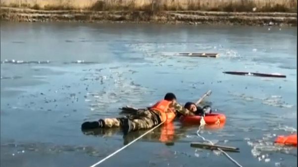 China: Dramatische Rettung aus Eisloch China: Dramatische Rettung aus Eisloch