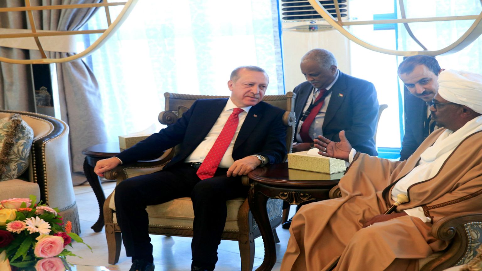 إردوغان يُهدي مصحفا مكتوبا بخط اليد لزوجة حسن ترابي