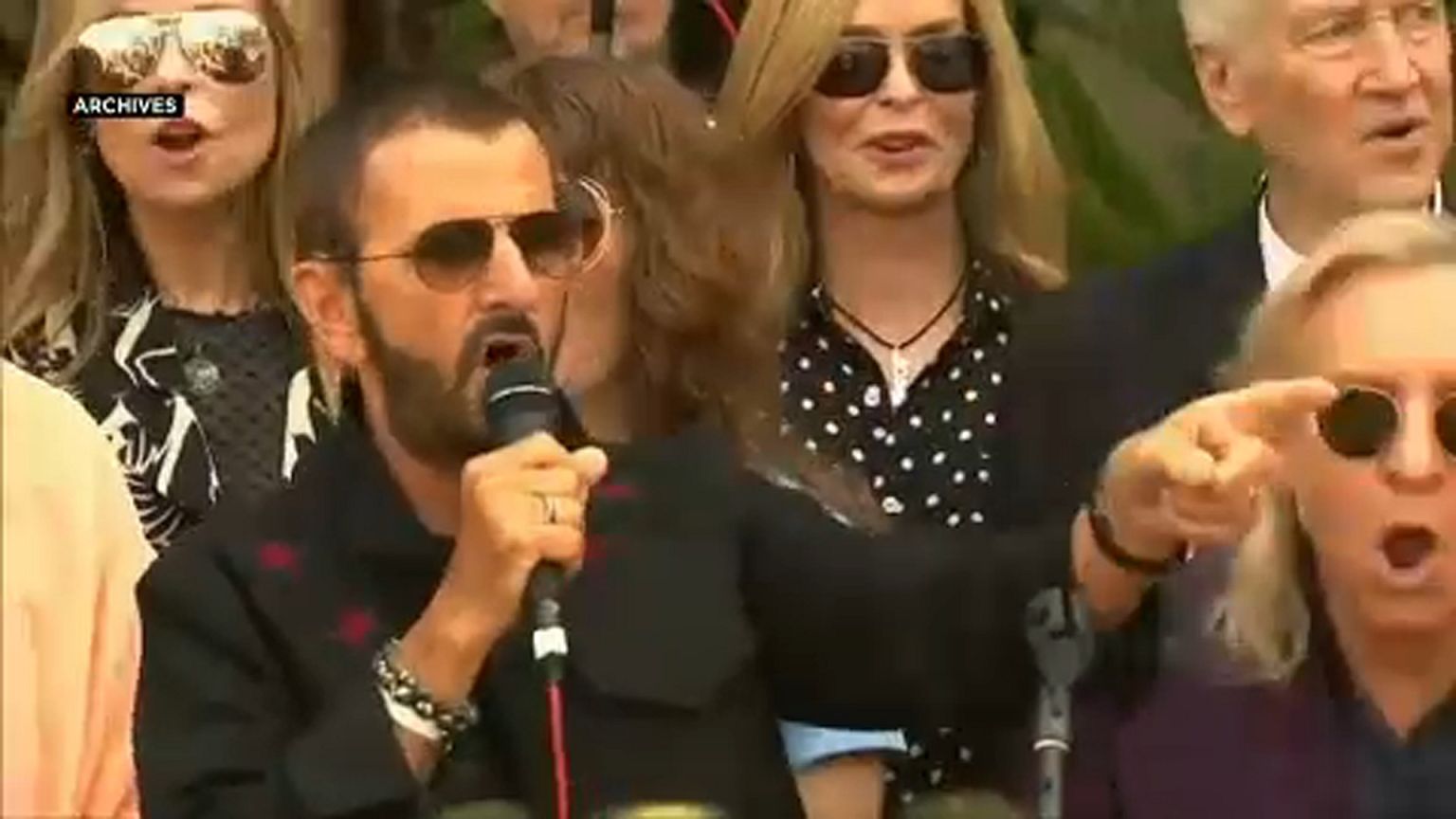 Ringo Starr fait chevalier par la reine Elizabeth II