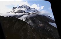 A Himalája egyik csúcsa mentőhelikopterből