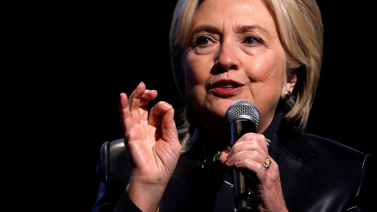 Hillary Clinton : l'affaire des emails confidentiels continue