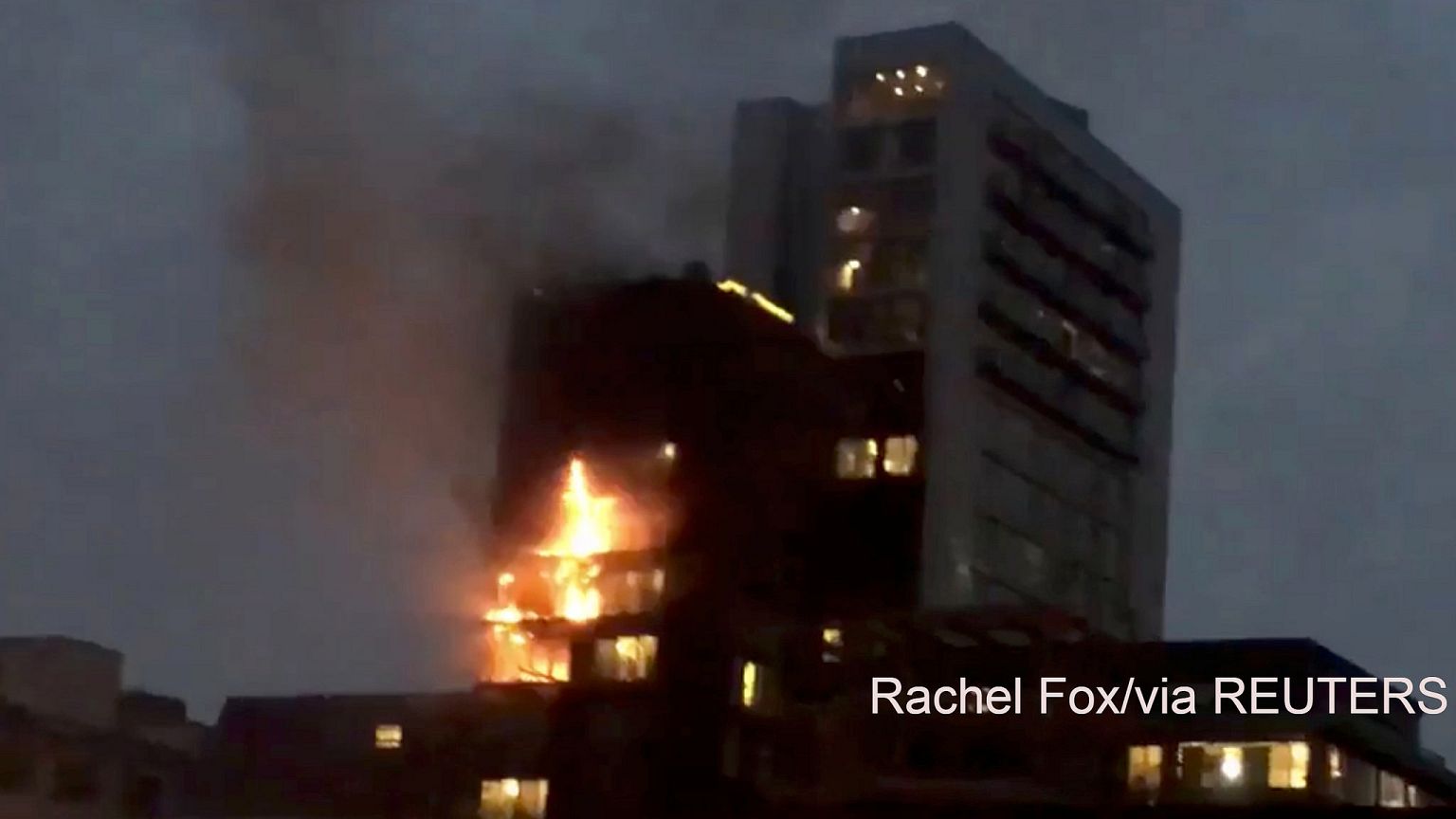 UK: dramatic fire in Manchester block of flats