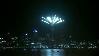 Auckland begrüßt 2018 mit Feuerwerk auf der Turmspitze