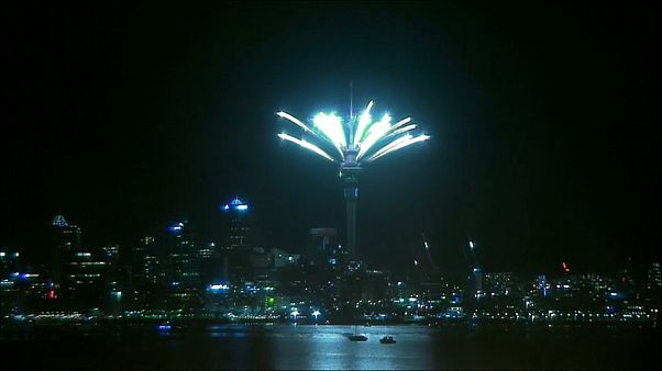 Auckland begrüßt 2018 mit Feuerwerk auf der Turmspitze Auckland begrüßt 2018 mit Feuerwerk auf der Turmspitze