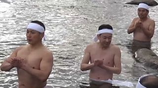 Japaner zittern in eiskaltem Fluss