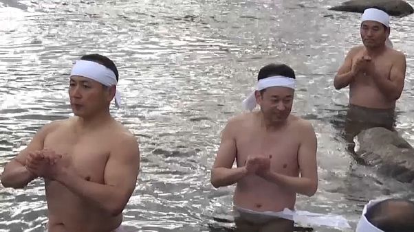 Japaner zittern in eiskaltem Fluss Japaner zittern in eiskaltem Fluss