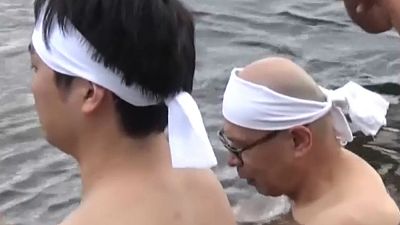 ژاپن؛ برگزاری مراسم تطهیر در رودخانه شهر گیفو
