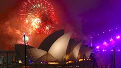 Tűzijáték a Sydney-i operaház mögött