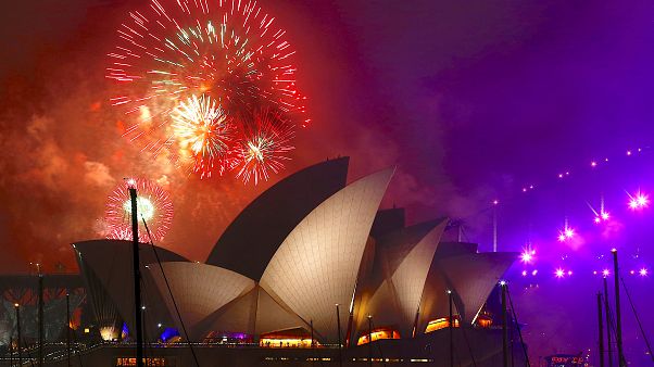 Tűzijáték a Sydney-i operaház mögött Tűzijáték a Sydney-i operaház mögött