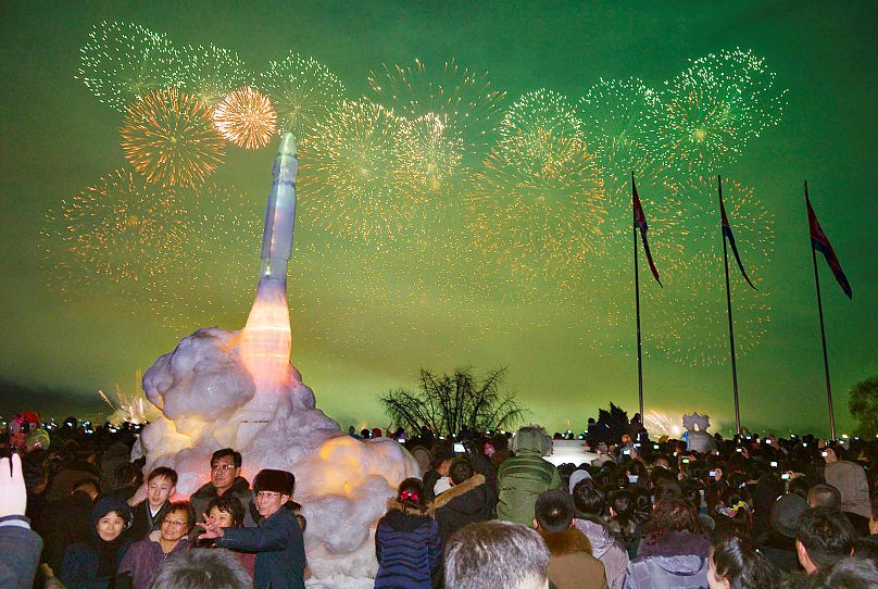 Pyongyang, fuochi d'artificio e la scultura di ghiaccio missilistica
