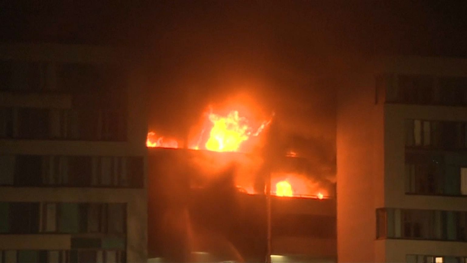 Großbrand in Liverpool: Mehr als 1000 Autos gehen in Flammen auf