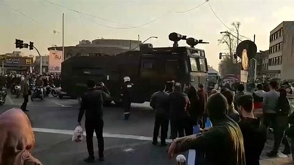 Иранцы выходят на улицы, несмотря на призыв президента Иранцы выходят на улицы, несмотря на призыв президента