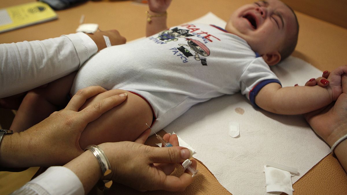 Un bébé pleure lors d'un vaccin