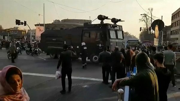 Ciudadanos junto a un cañón de agua en Irán Ciudadanos junto a un cañón de agua en Irán