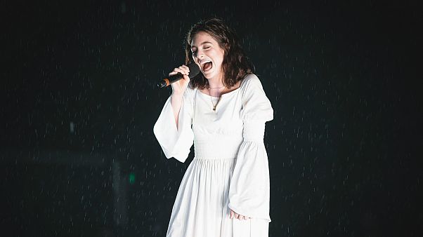 İsrail konserini iptal eden ünlü şarkıcıya 'yobaz' tepkisi İsrail konserini iptal eden ünlü şarkıcıya 'yobaz' tepkisi