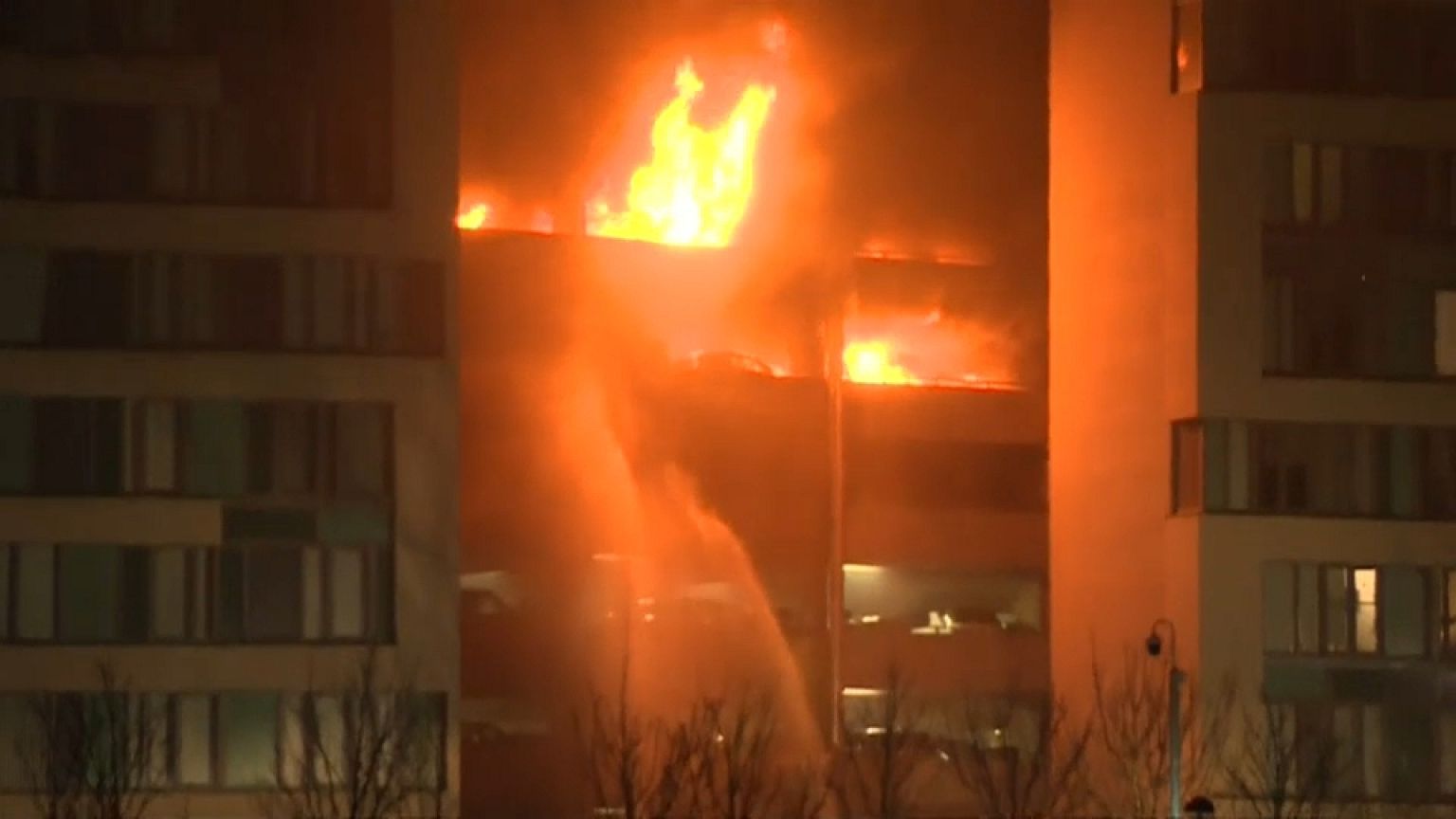 Más de un millar de coches destruidos en un incendio en Liverpool