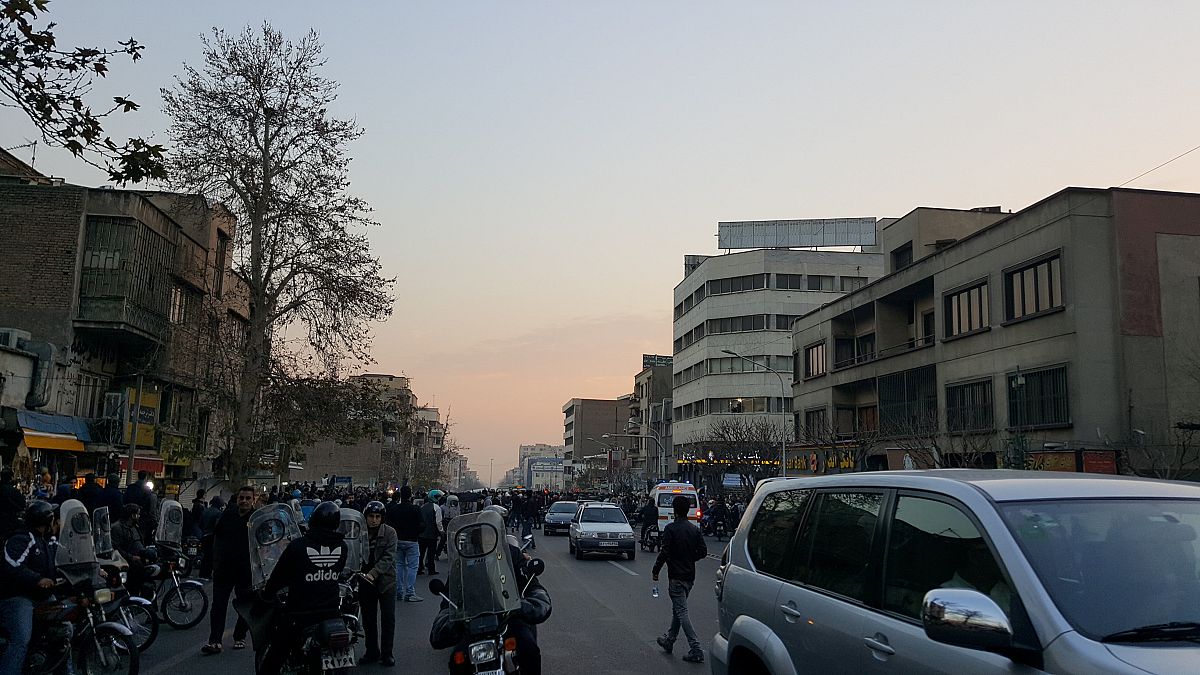 تقارير: مسلحون حاولوا الاستيلاء على مراكز شرطة وقواعد عسكرية في إيران