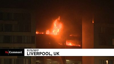 Incêndio num parque de automóveis em Liverpool