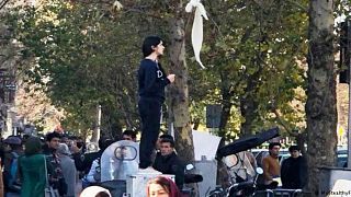 إيرانية تخلع حجابها احتجاجا على التقاليد وسط هتافات مناهضة للحكومة