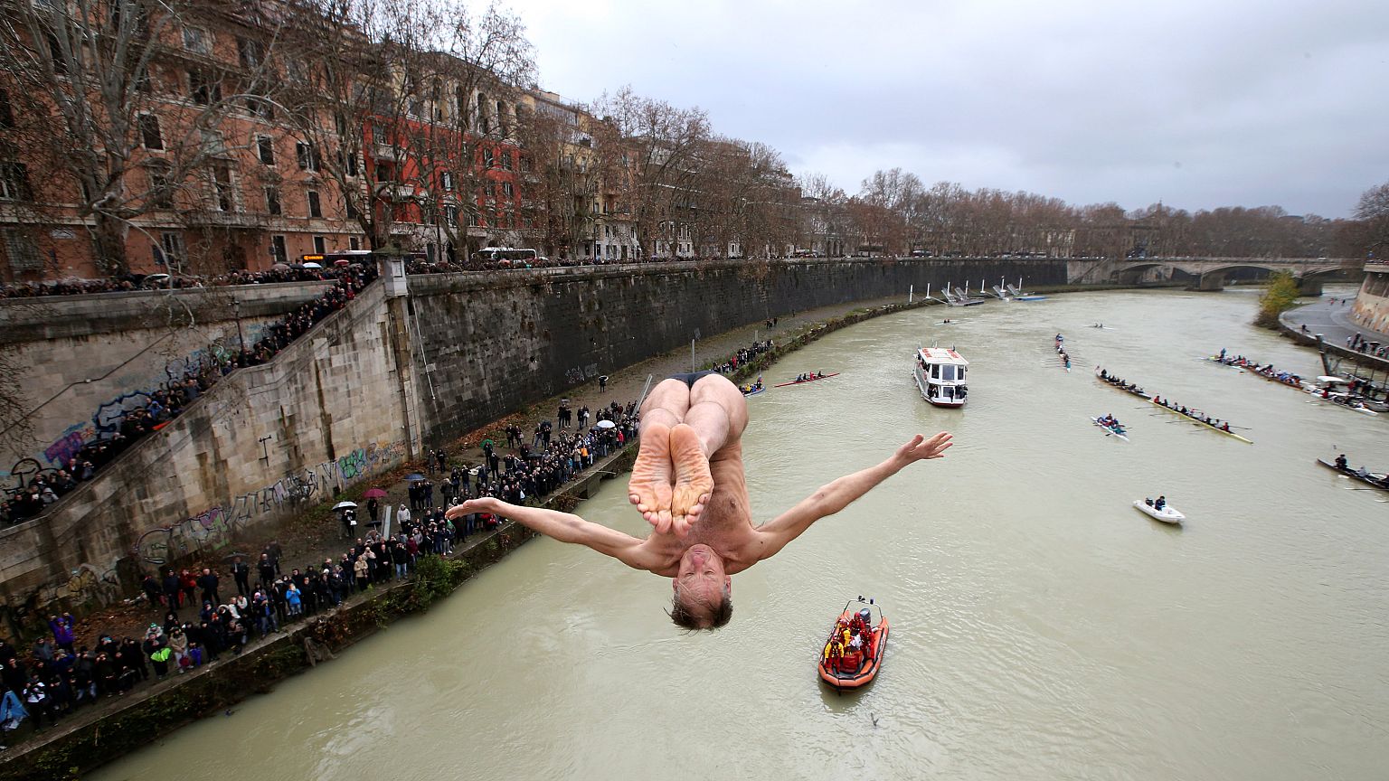 Marco Fois si lancia nel Tevere a Capodanno