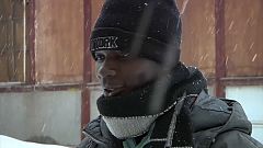 un migrante 17enne lungo il sentiero per il Col de l'Echelle